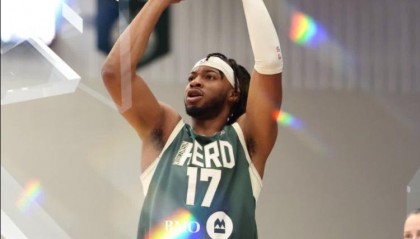 上赛季是雄鹿的双向球员！美记：马刺和后卫乌姆德签下训练营合同