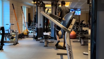 40岁仍未停歇！詹姆斯六点来到酒店健身房训练尽显自律本色